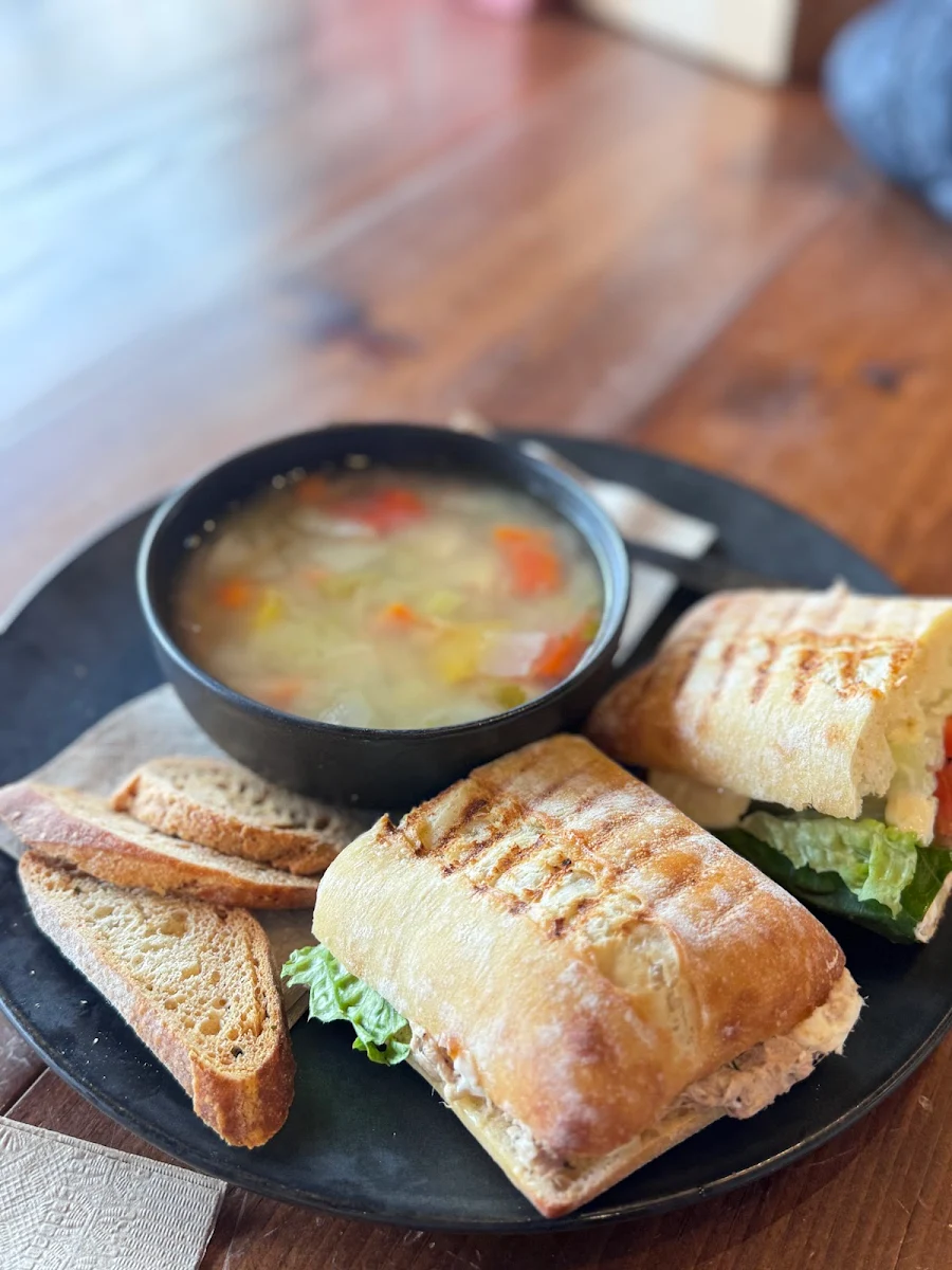 Highlights, LA STATION des saveurs - Épicerie de proximité - Sandwiches / Salades - Café / Espresso / Thé - Bière Artisanale / Vin