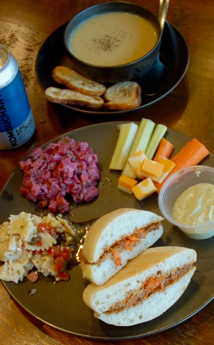 Highlights, LA STATION des saveurs - Épicerie de proximité - Sandwiches / Salades - Café / Espresso / Thé - Bière Artisanale / Vin