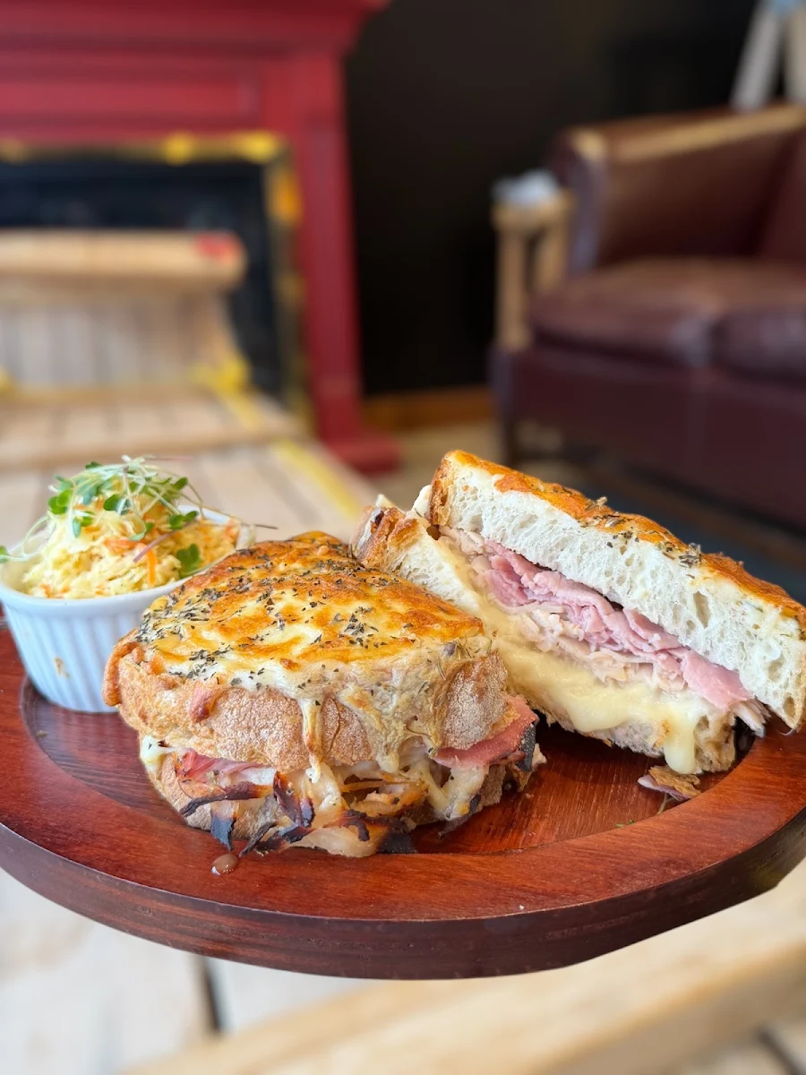 Highlights, LA STATION des saveurs - Épicerie de proximité - Sandwiches / Salades - Café / Espresso / Thé - Bière Artisanale / Vin