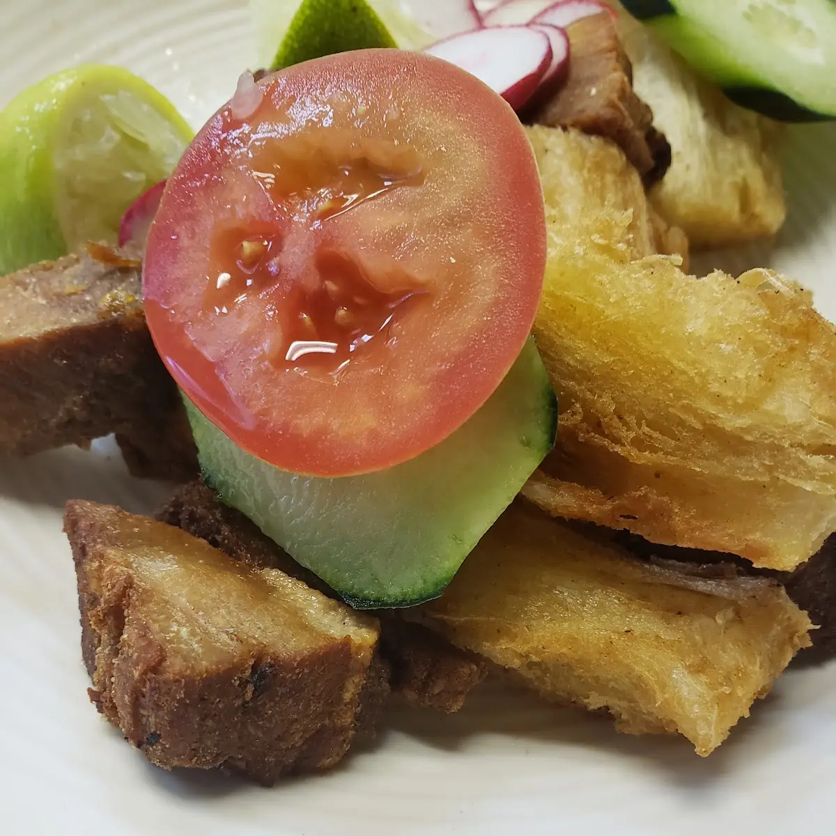 Chicharron Con Yuca Frita