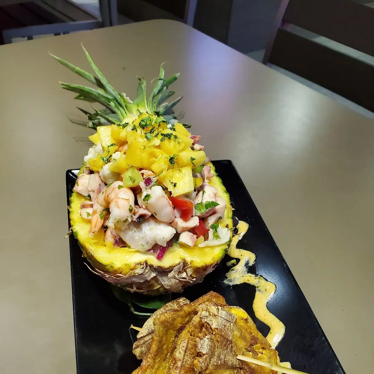 Piña Rellena De Mariscos