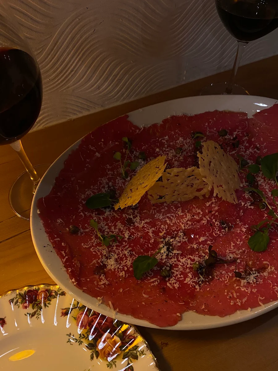 Beef Carpaccio, Camas