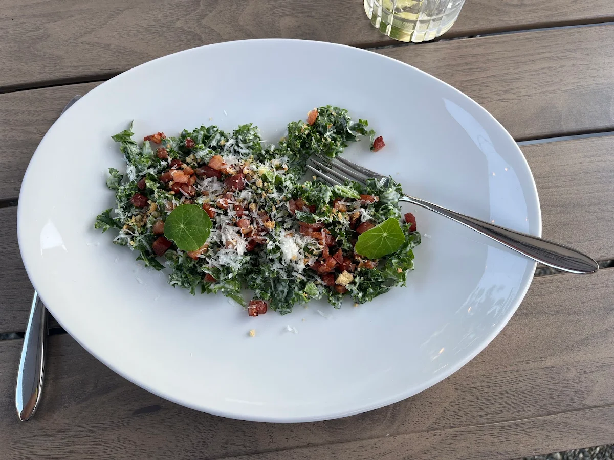 Kale Caesar, Camas