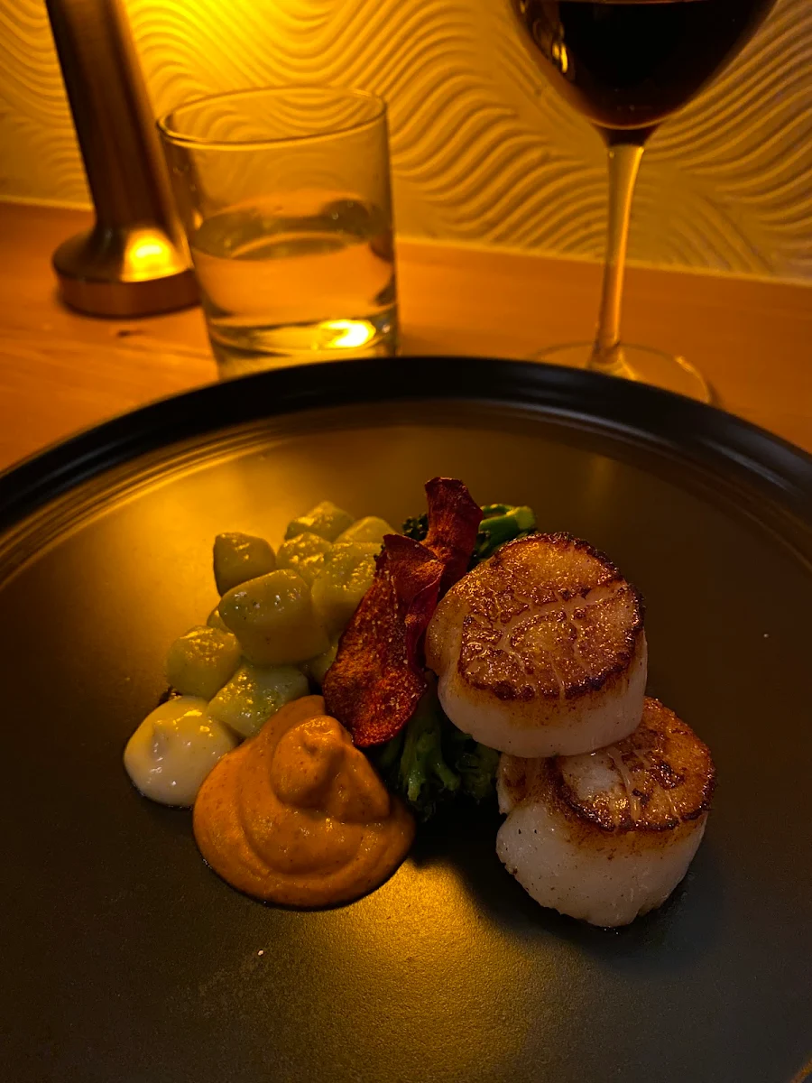 Perfectly Cooked Scallops, Camas