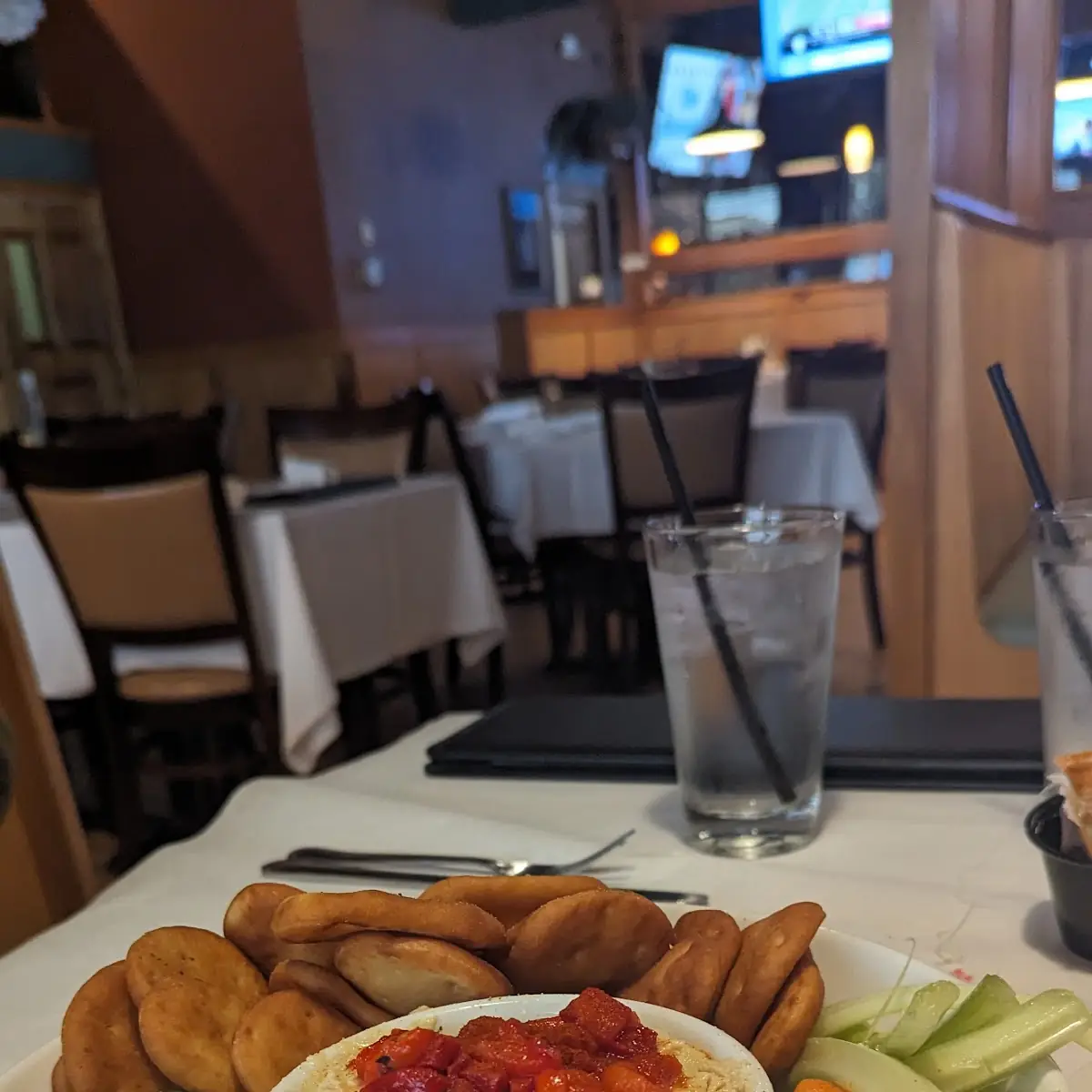 Hummus, Veggies & Naan Chips