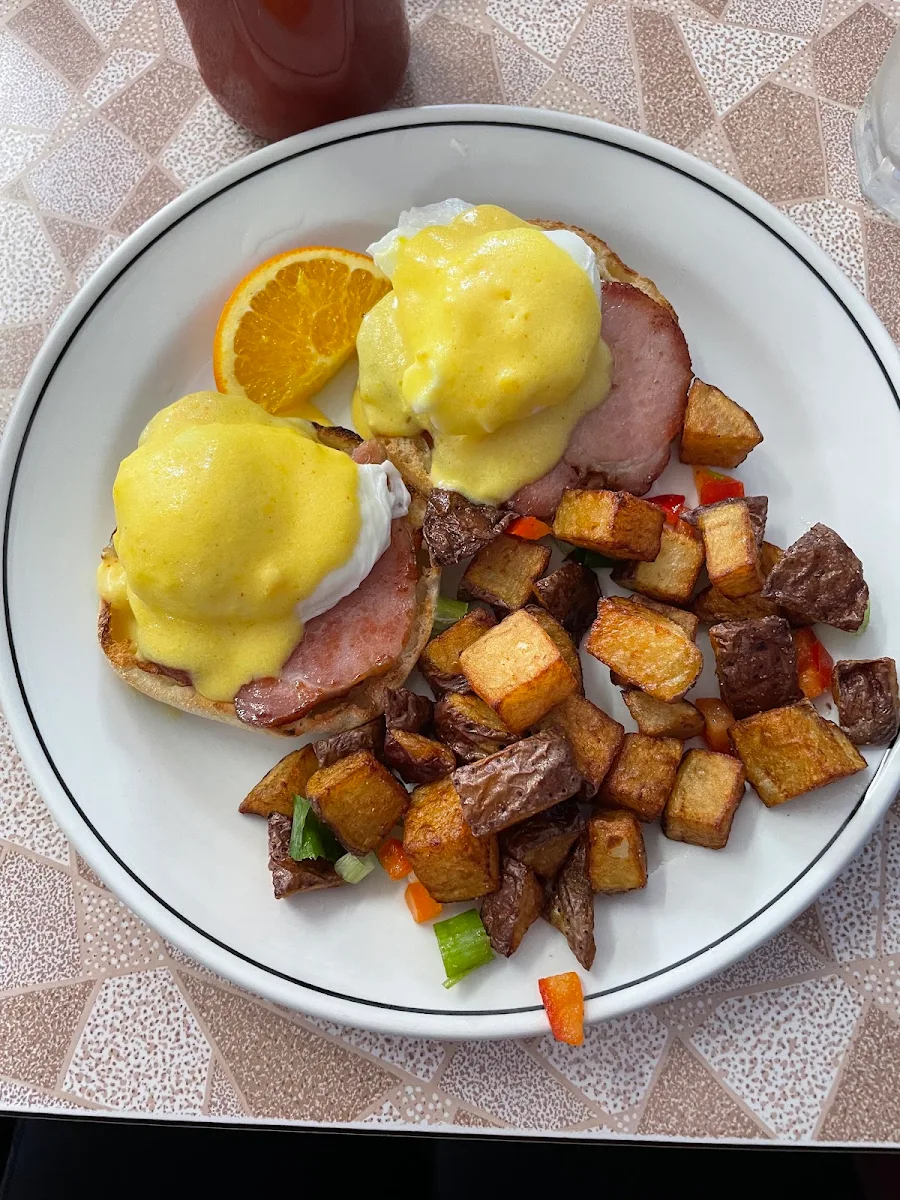 Eggs Benedict with Spinach and Tomato