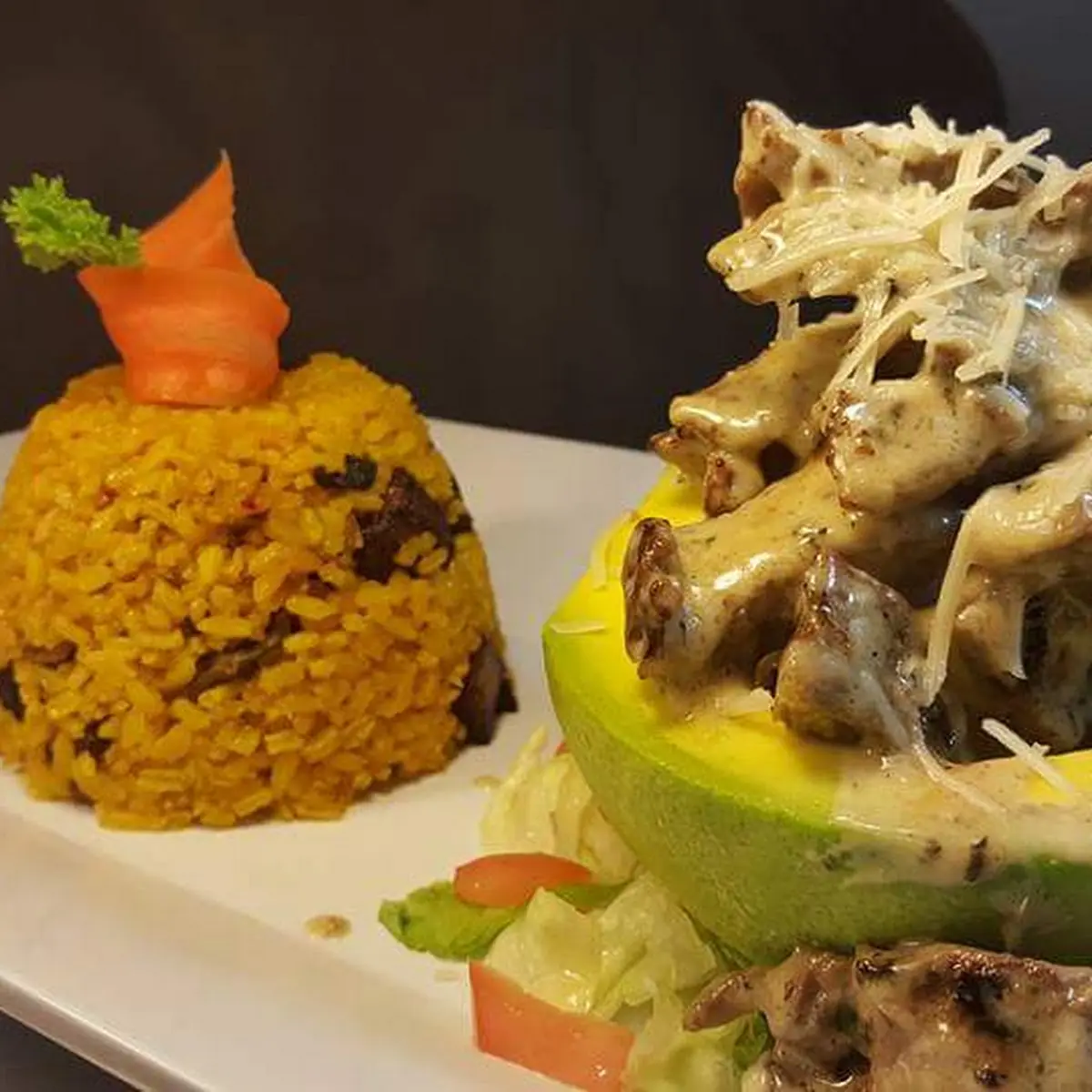 Aguacate Relleno de Churrasco En Salsa de Setas