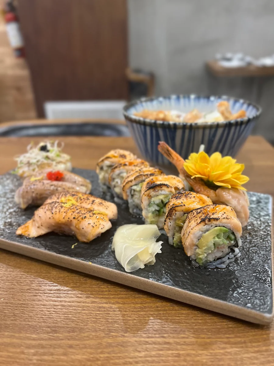 Torch Sushi and Roll Combo B 16 PCD