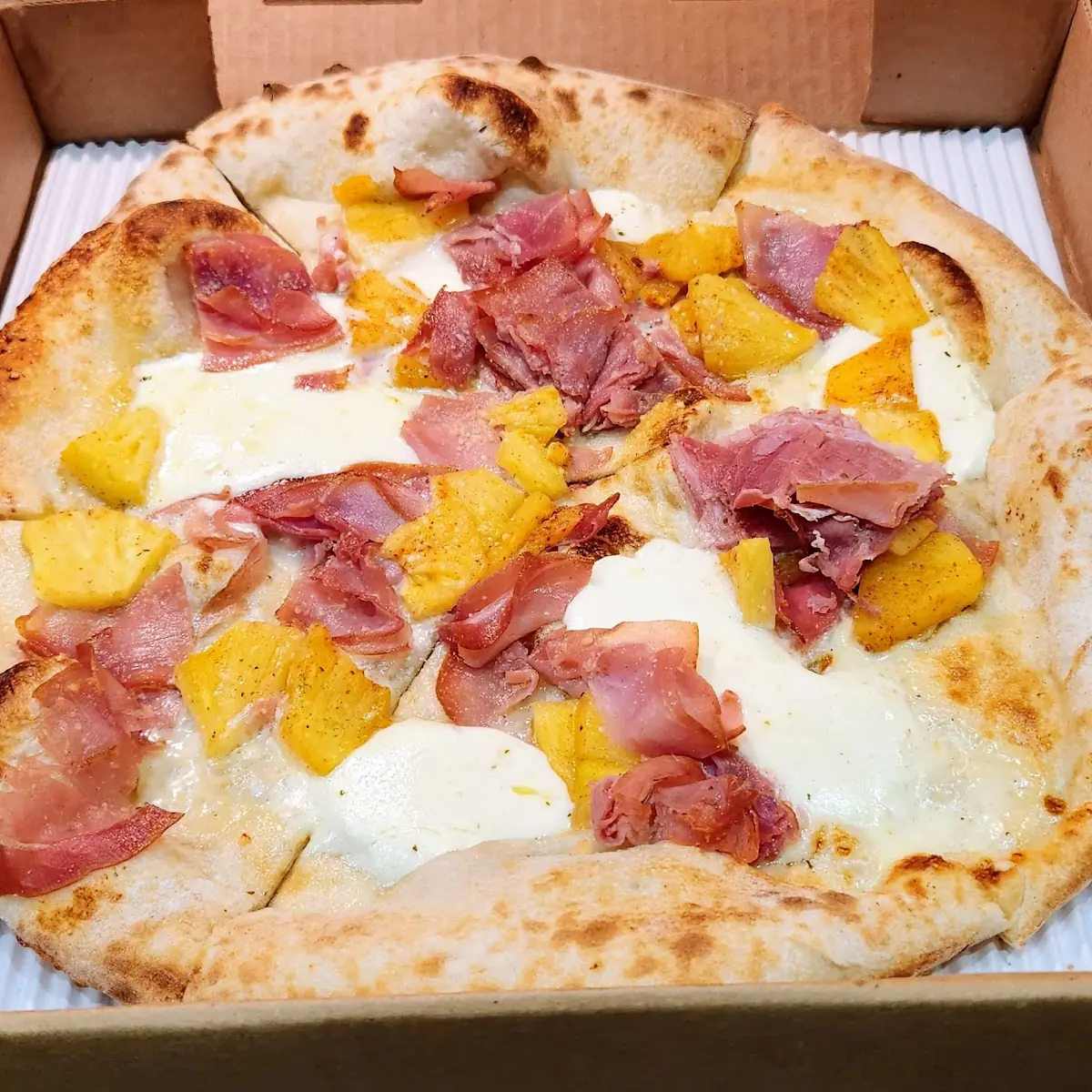 Alfredo Hawaiian Pizza