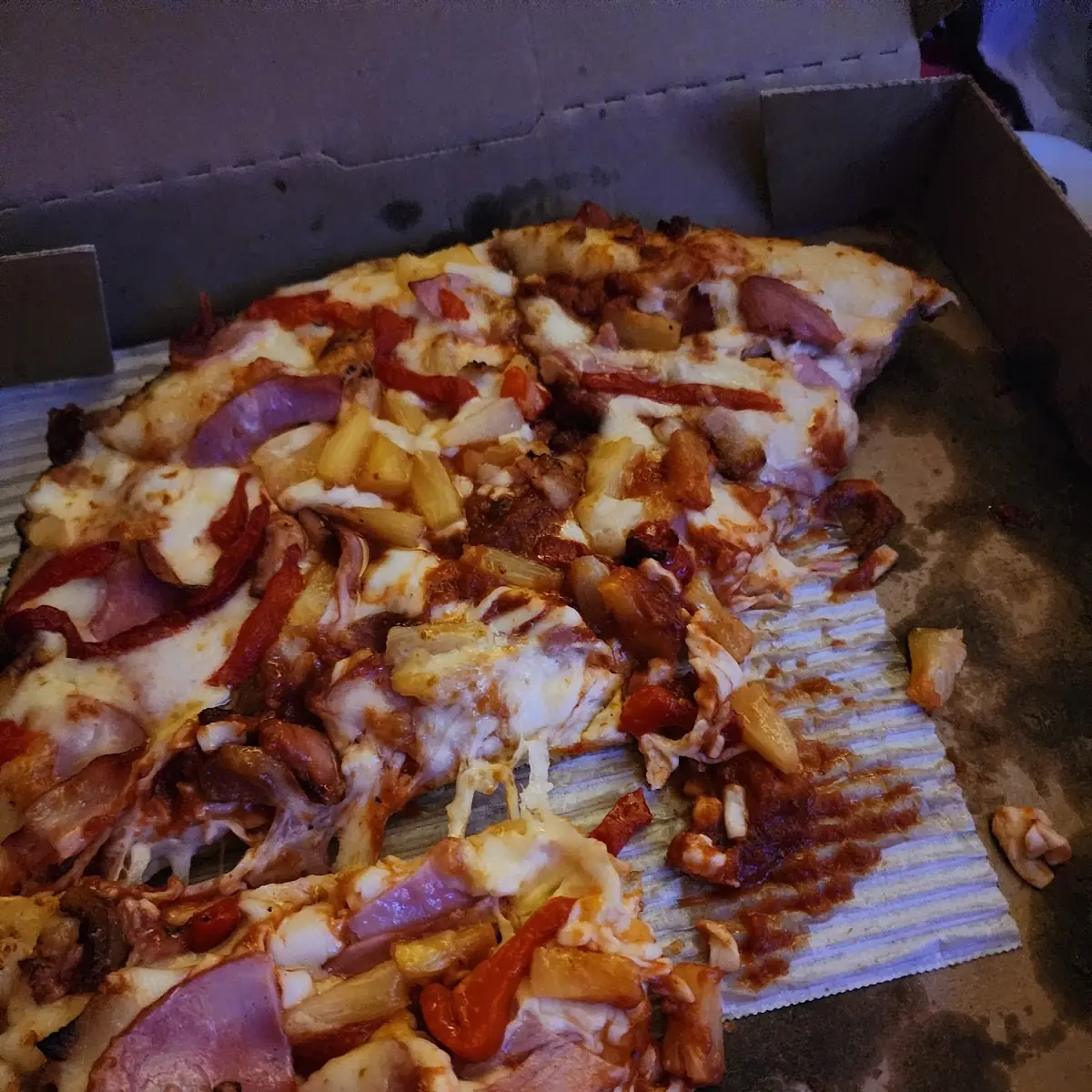 Holu Hawaiian Pizza