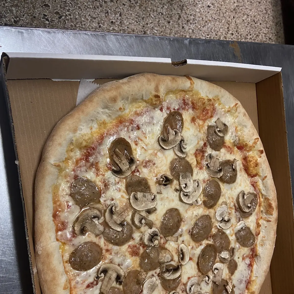 Large Pepperoni Mushrooms Pizza