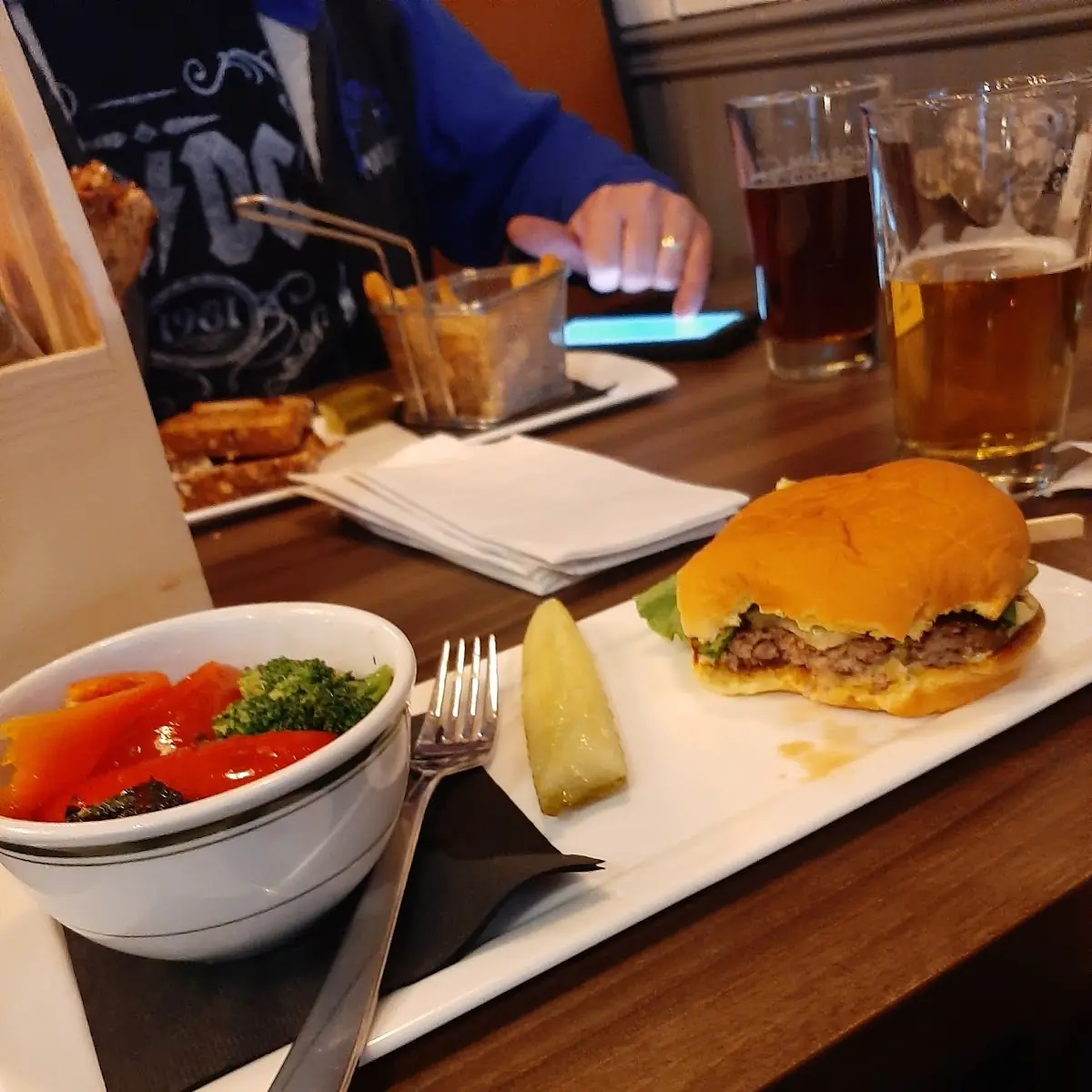 Hamburger & Fries, The Commercial Roadhouse