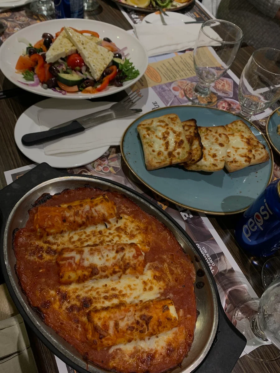 3 Cheese Cannolis and Garlic Bread, Casa Grecque