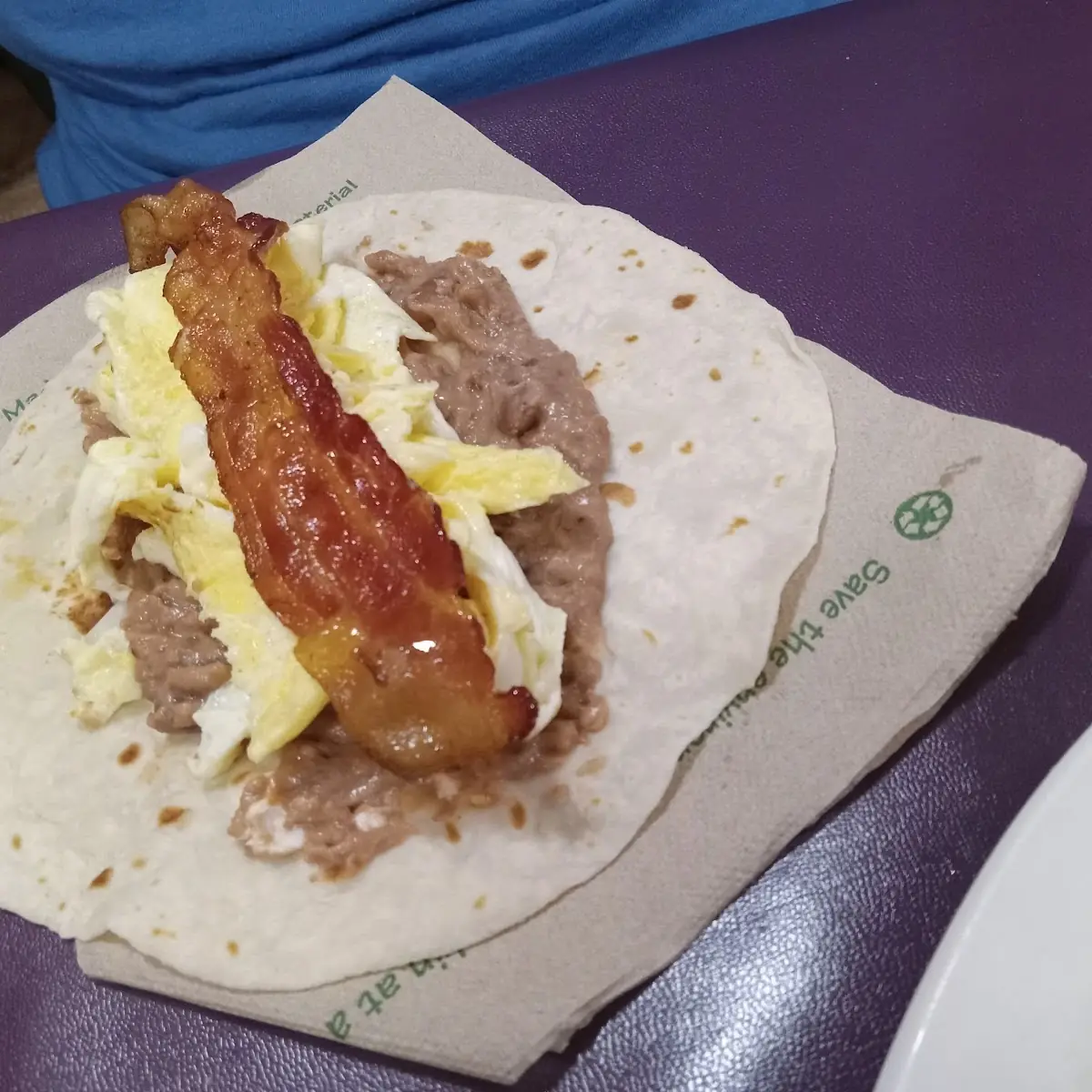 Taco De Huevo Con Tocino Y Frijoles Refritos