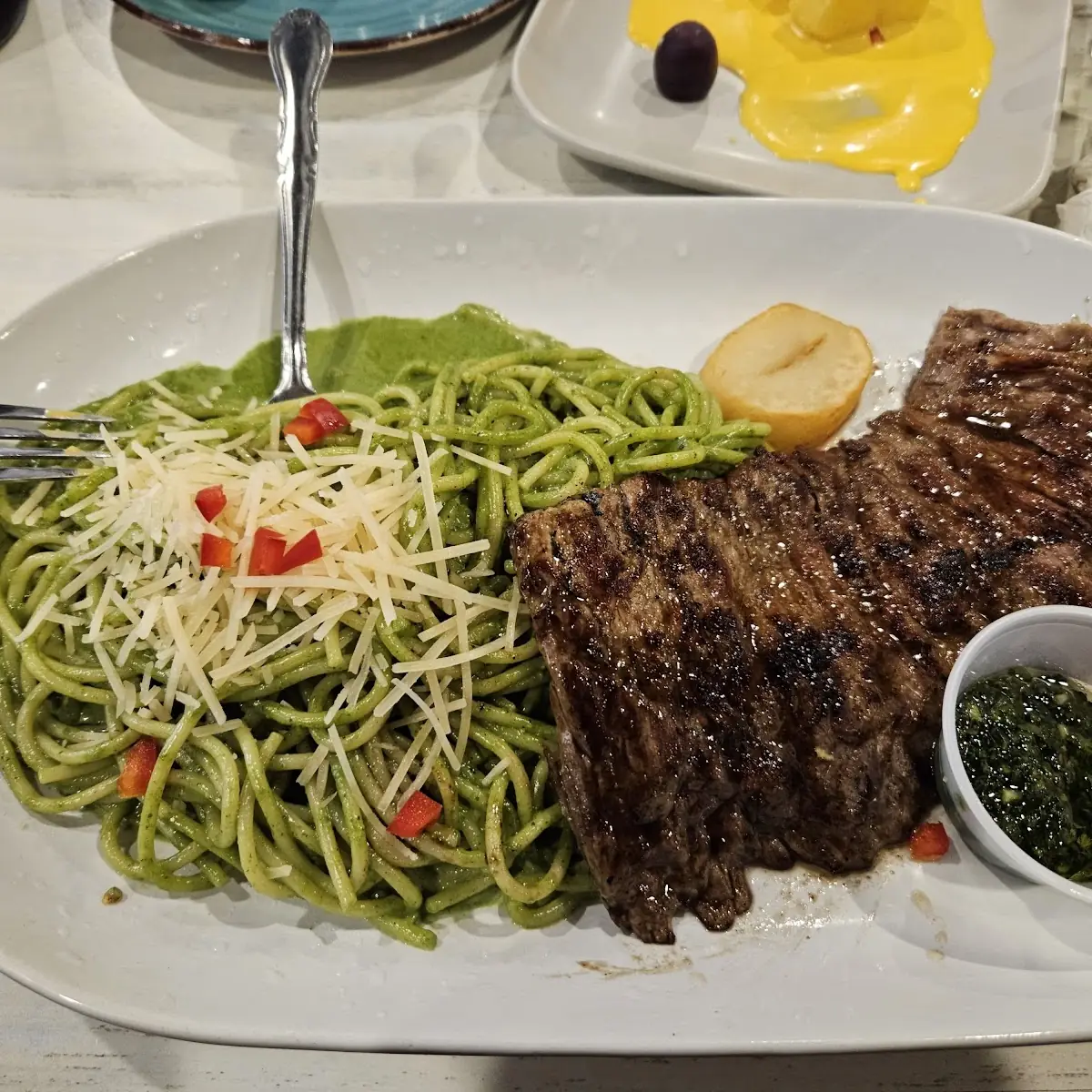Tallarines Verde Con Churrasco