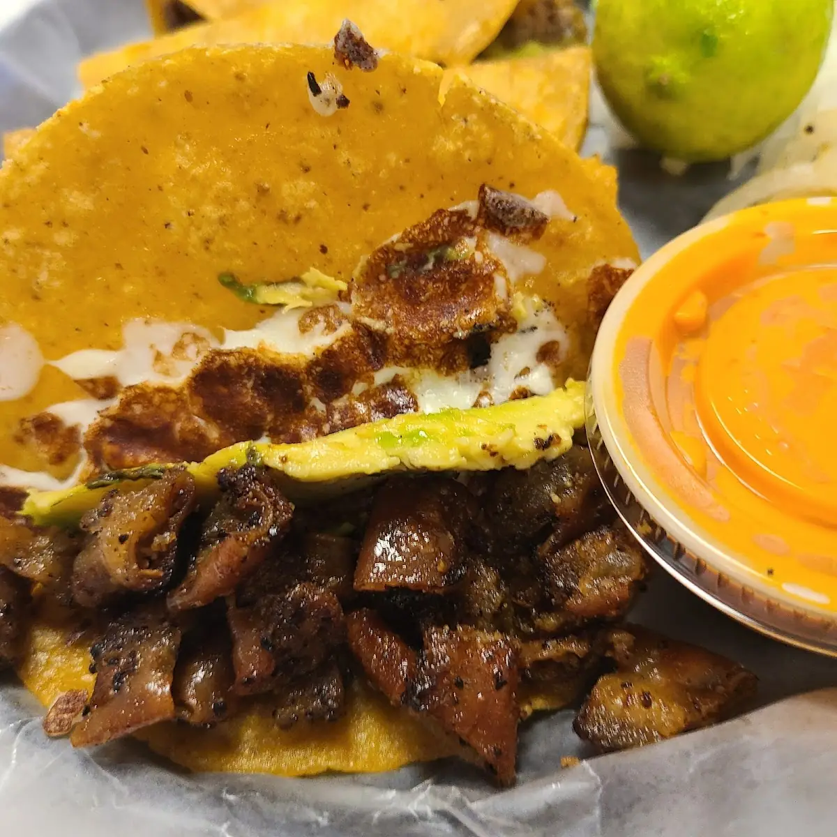 Taco Rojo Chalupa Bisteak Y Queso Blanco