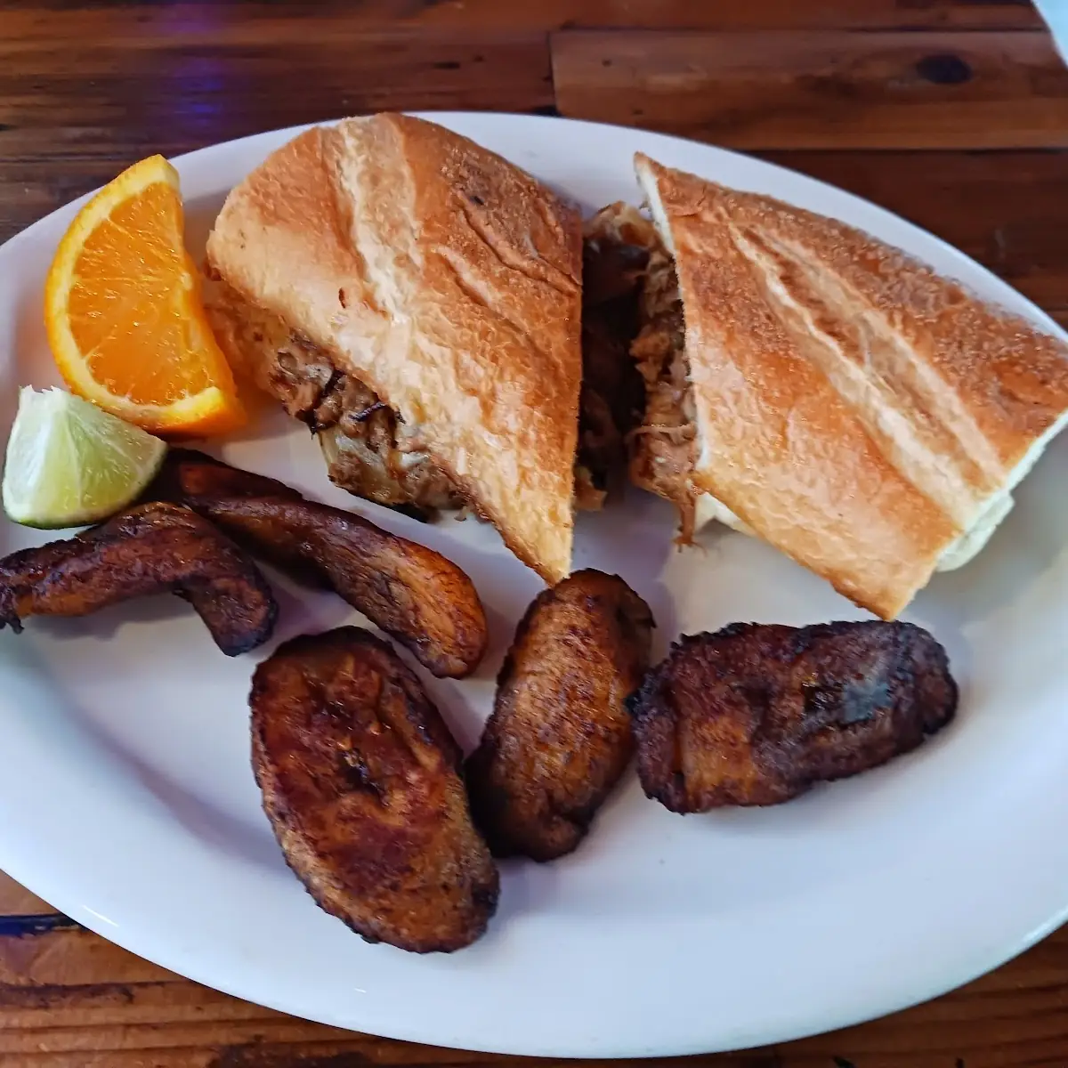 Pan Con Lechon