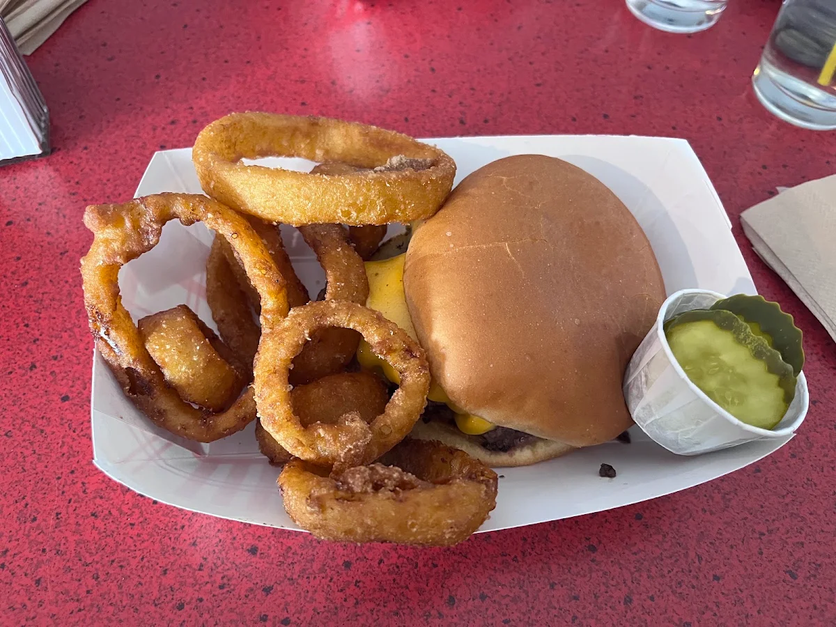 Cheeseburger with Onion Rings