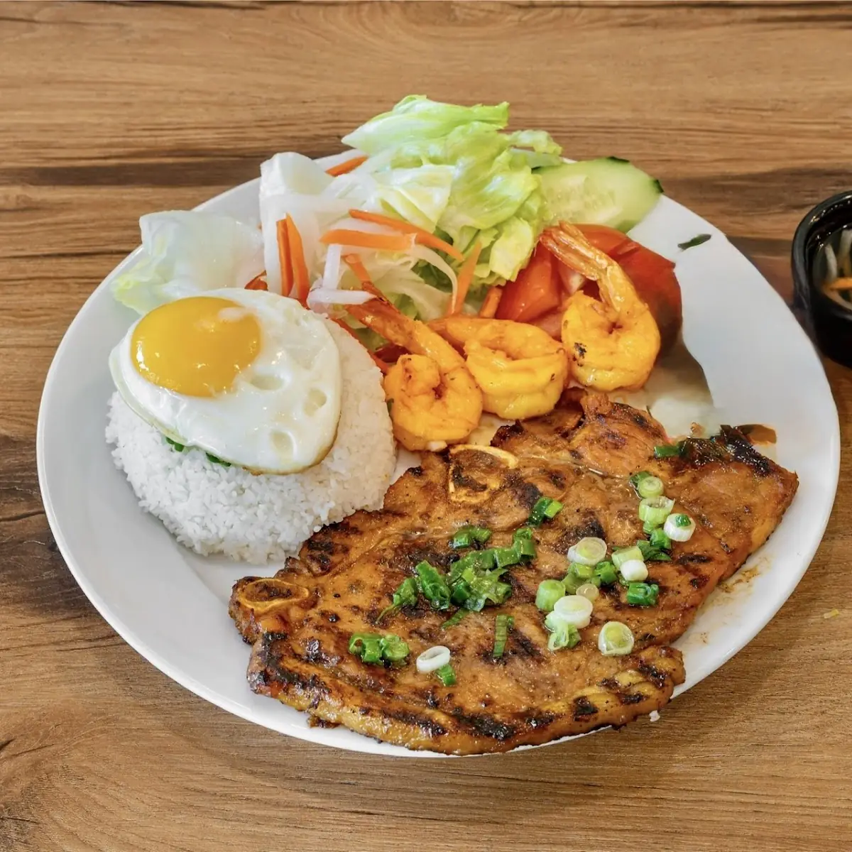 Com Suon Bo Nuong Tom Trung Op La