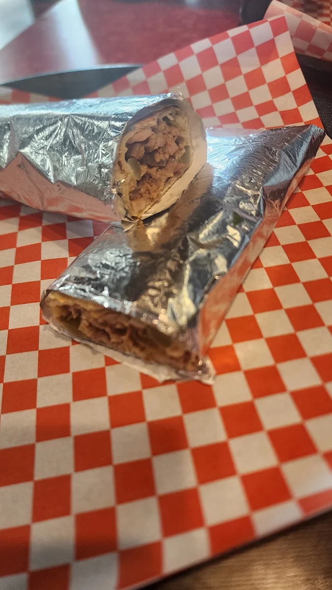 Crispy Chicken Shawarma with Garlic Sauce on the Side, شاورما حطب و نار Charc Shawarma