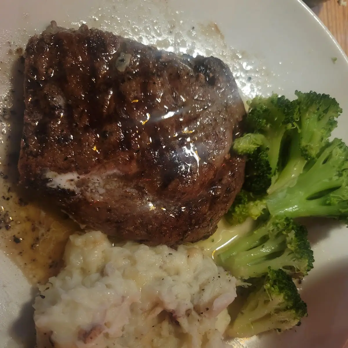 Ribeye Steak with Garlic Mashed Potatoes and Broccoli