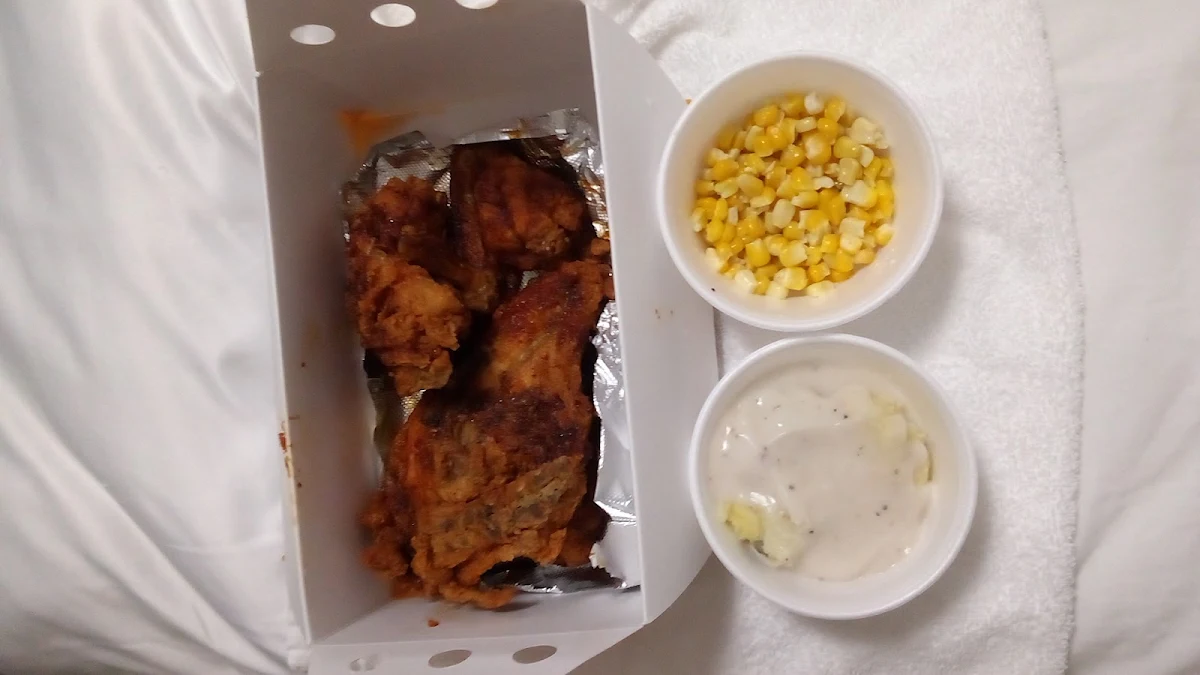 3pc Nashville Hot Chicken Dinner with Mashed Potatoes and Gravy and Sweet Corn