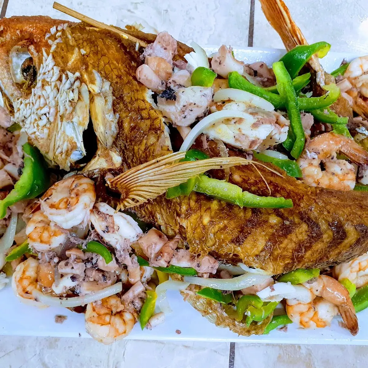 Chillo Frito Reyeno de Mariscos