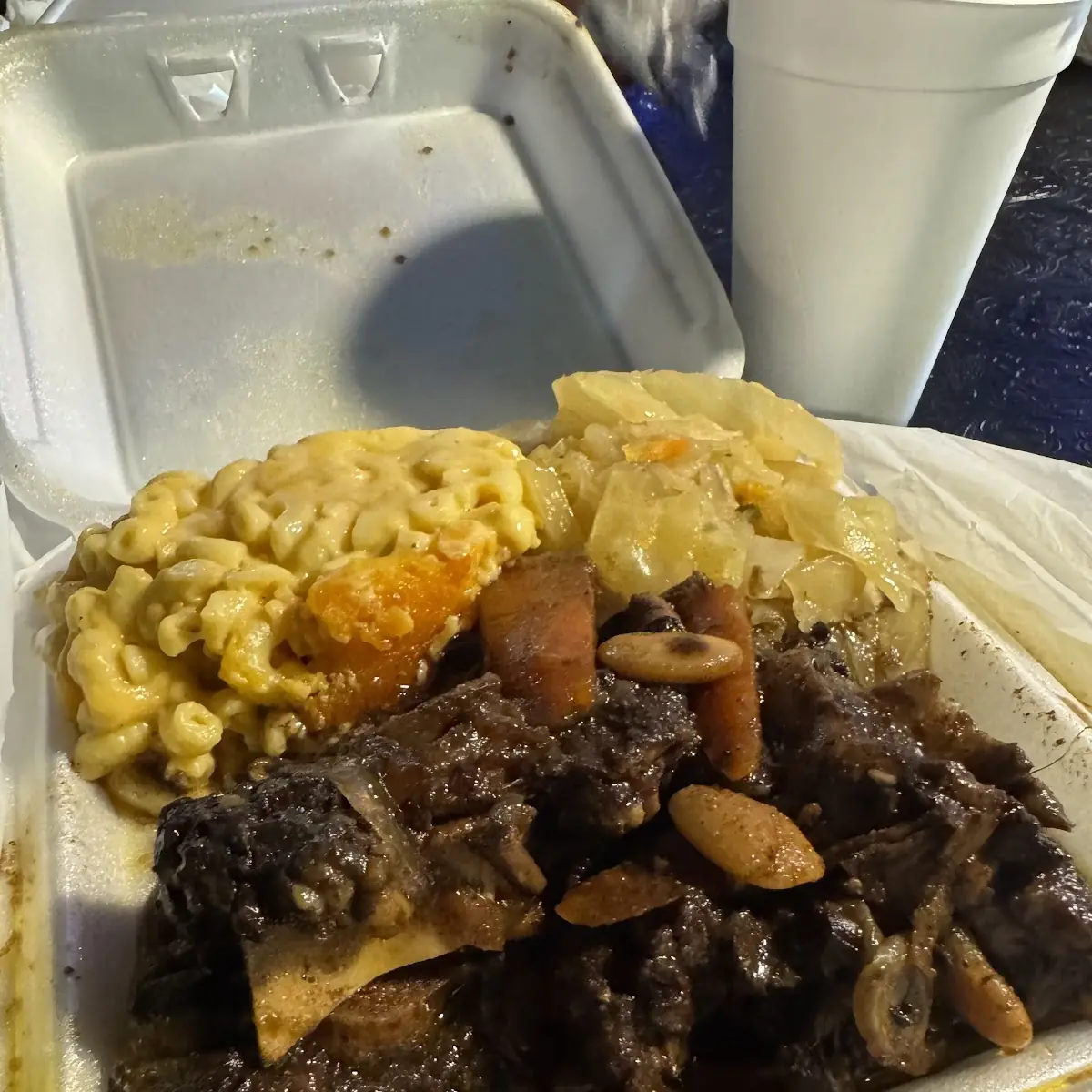 Oxtail with Rice and Mac