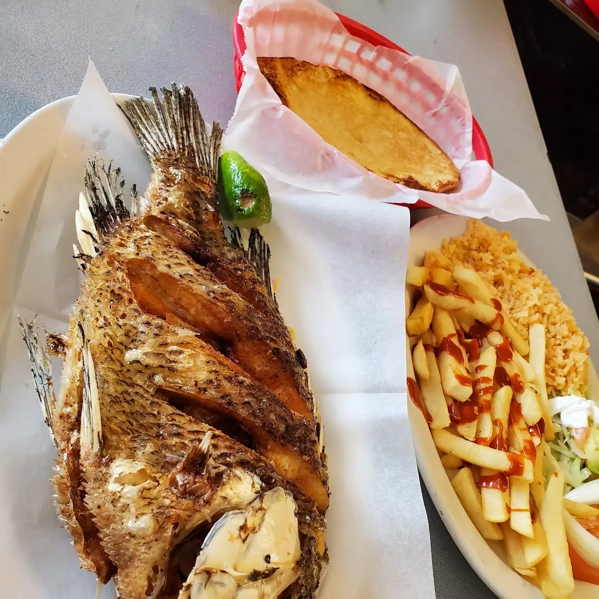 Mojarra Frita Con Ensalada Mixta