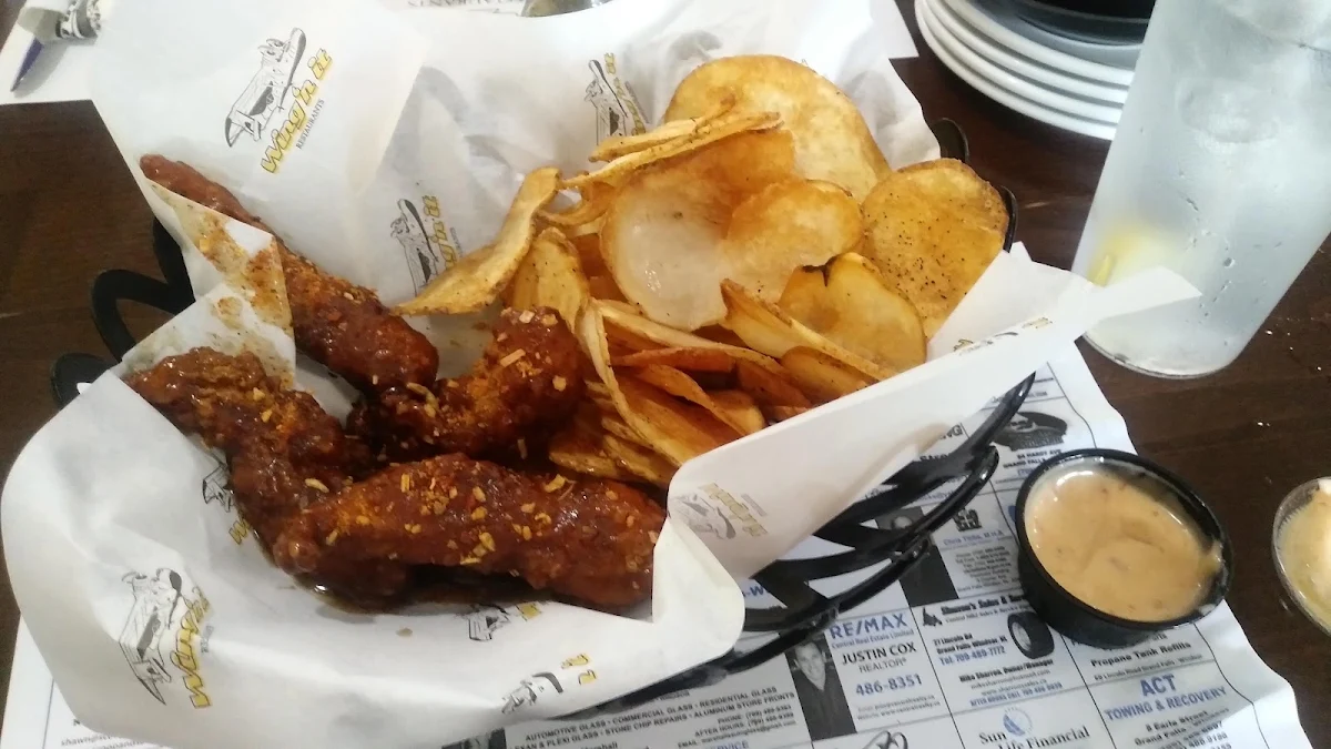 Boneless Wings & Chippers