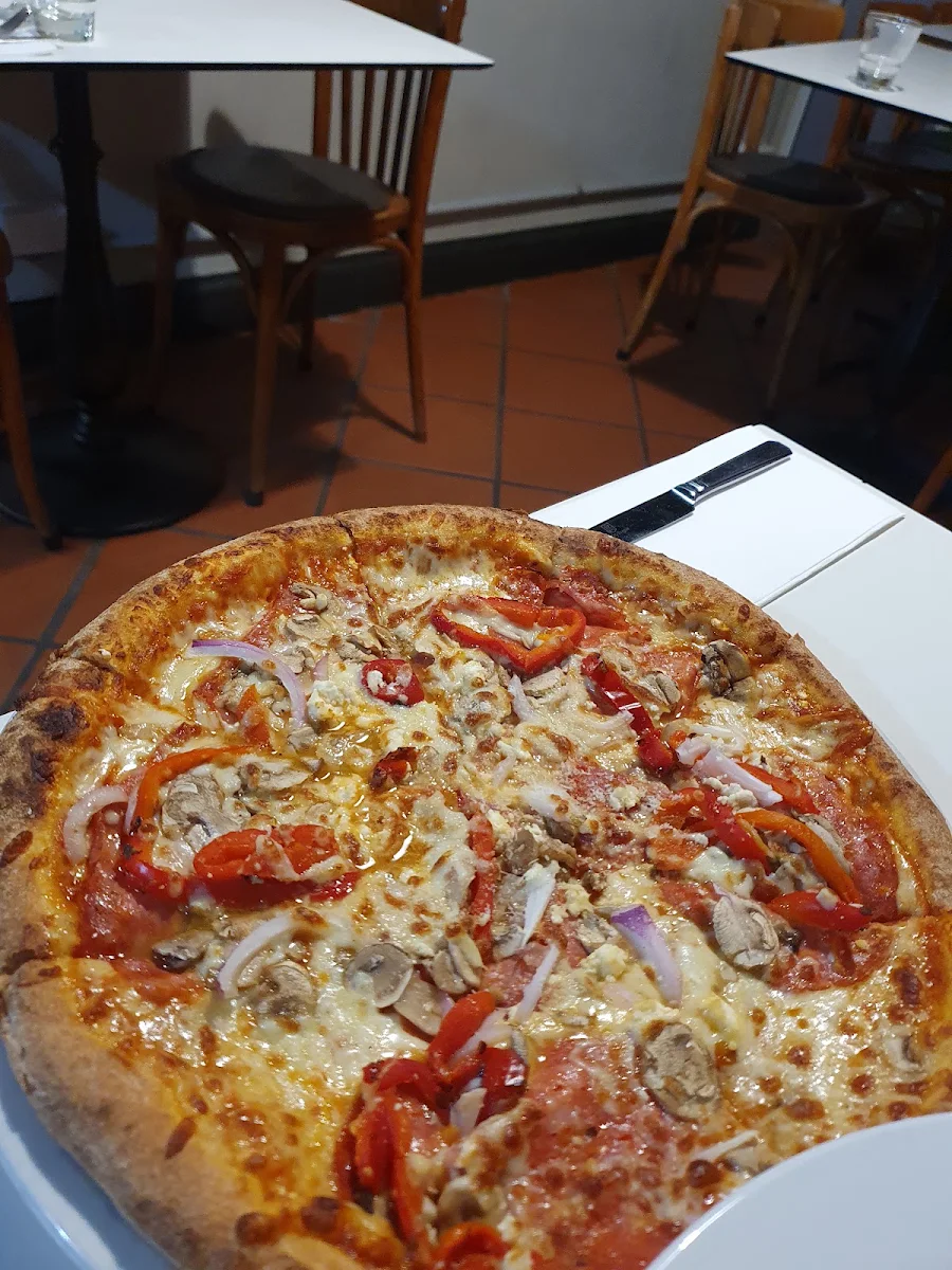 Hot Salami Pizza, La Q Woodfire Pizza & Italian Restaurant (BYO)