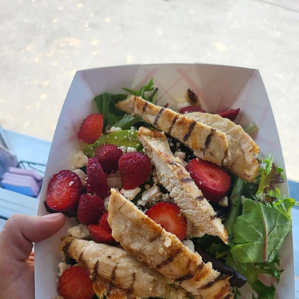 Salad with Grilled Chicken a Fresh Strawberries