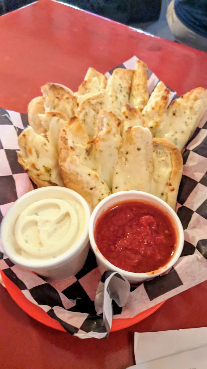 Wings w Garlic Bread