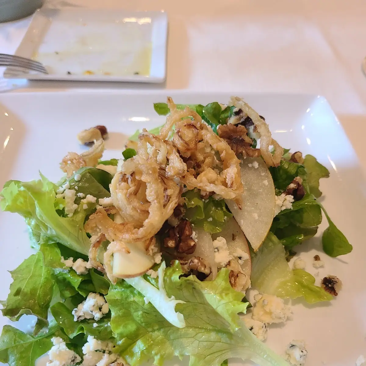 Insalata Mista Con Formaggio Blue Pere E Noci Tostate