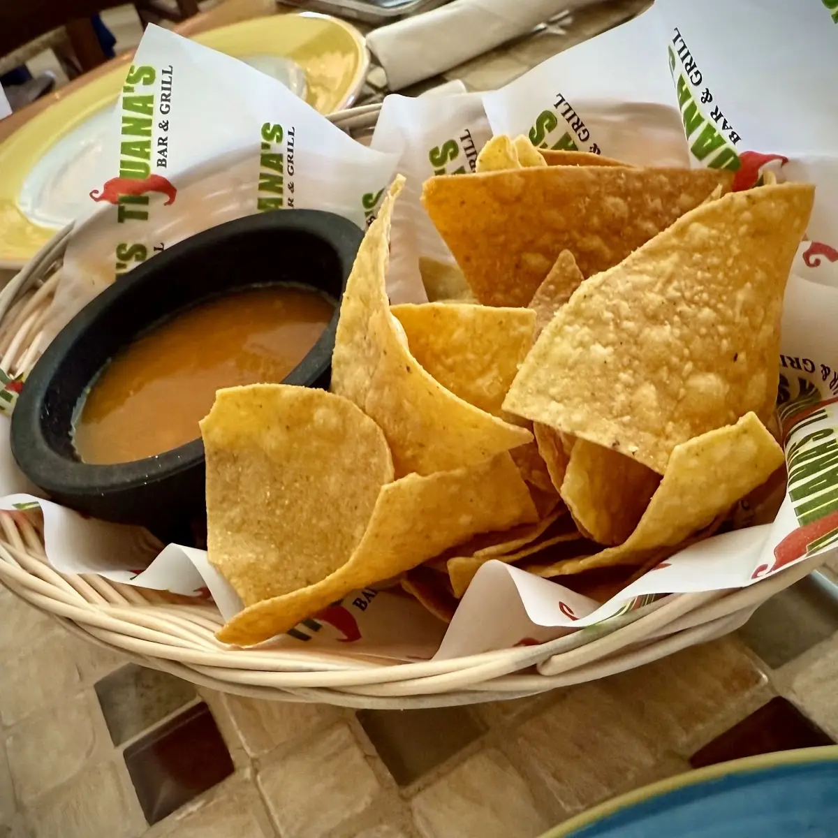 Totopos Con Salsa Roja