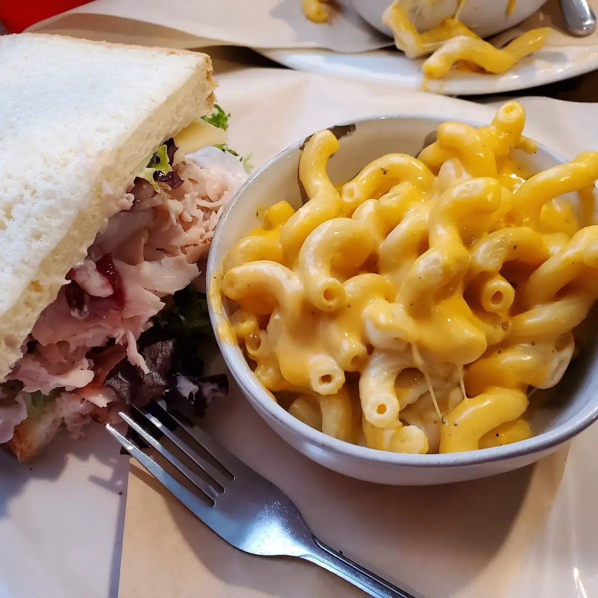 Roast Beef Sandwich & Macaroni and Cheese