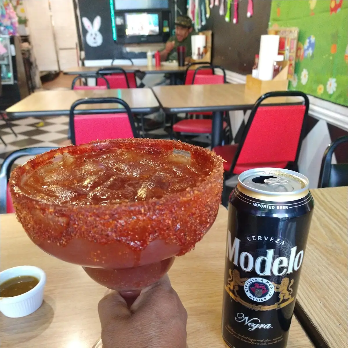 Es Una Michelada de Negra Modelo
