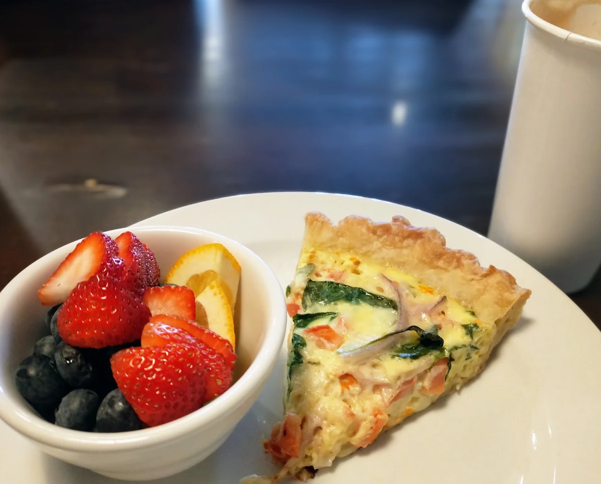 Breakfast Veggie Quiche with Fresh Fruit