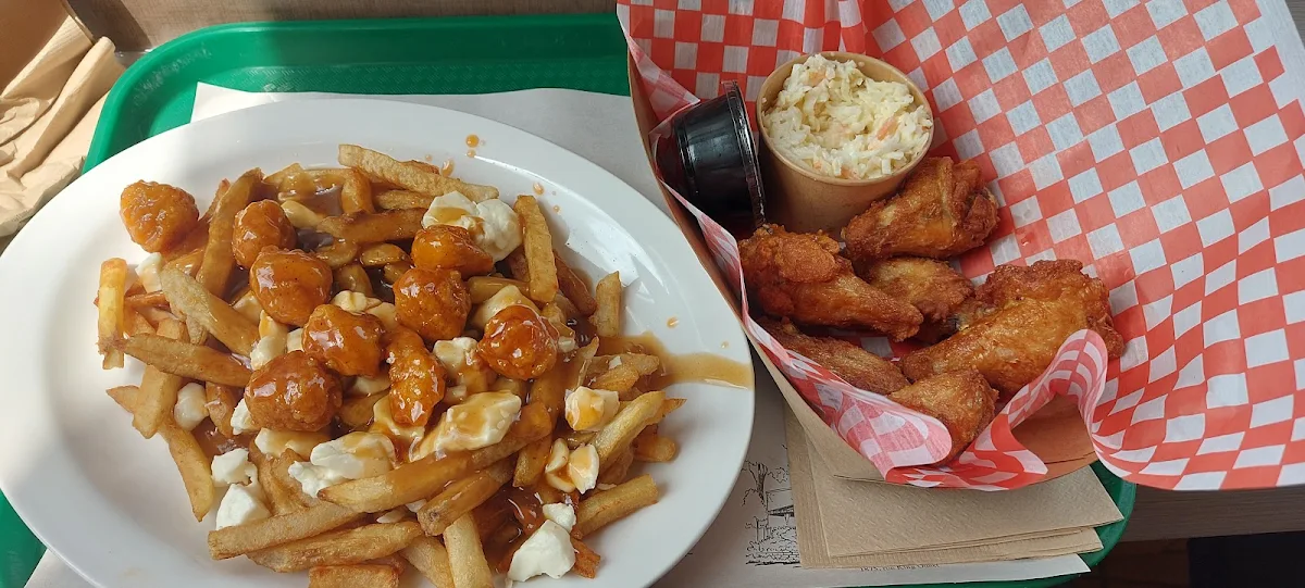 Repas Aile de Poulet Poutiné Avec Sauce Aigre Douce