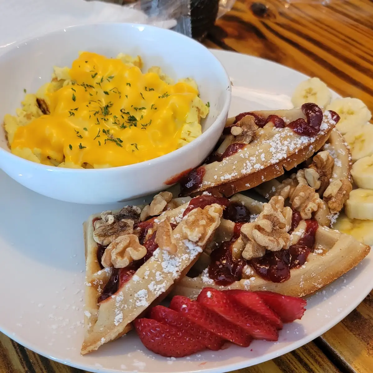 Huevos Revueltos Y Waffles