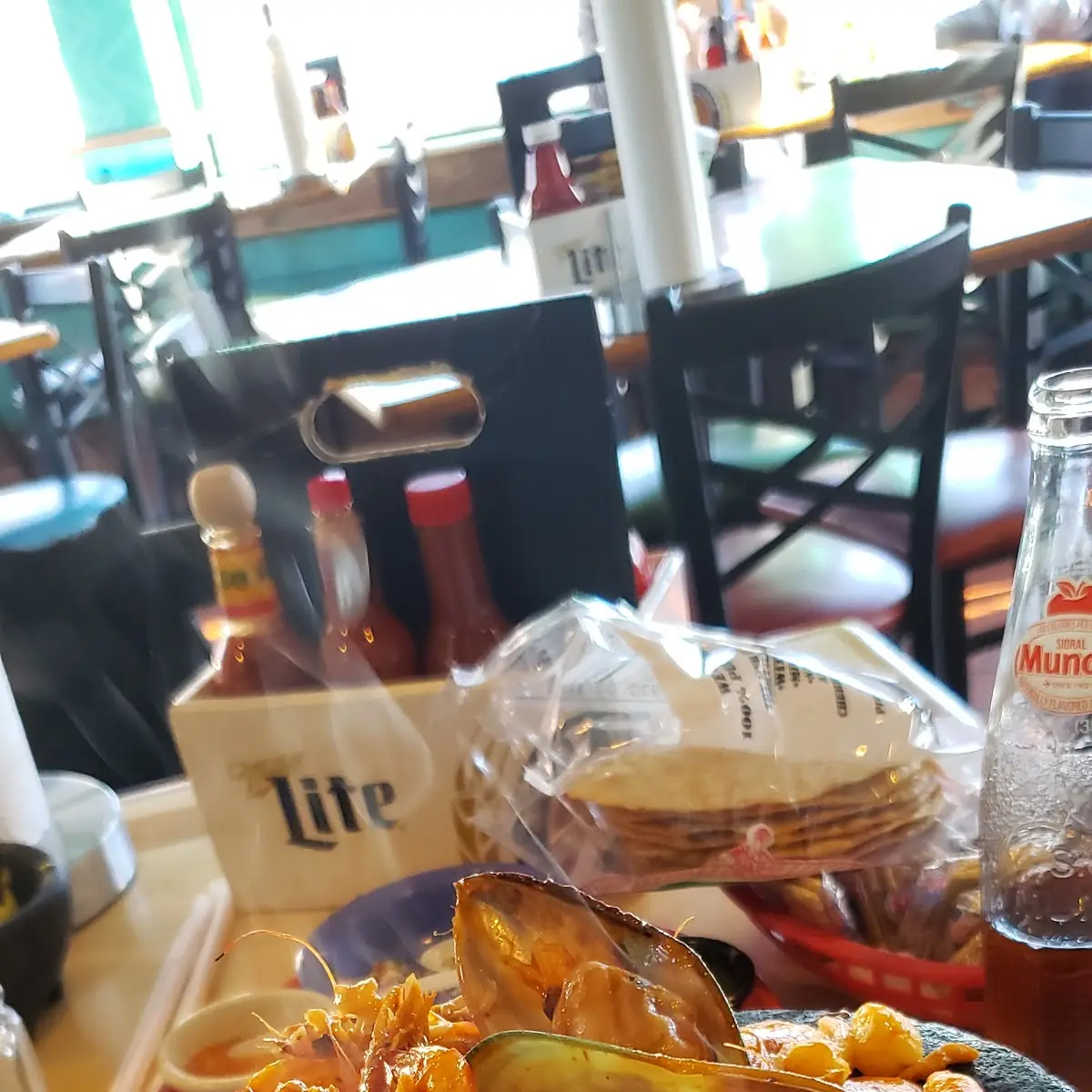 Un Molcajete de Mariscos Salteados