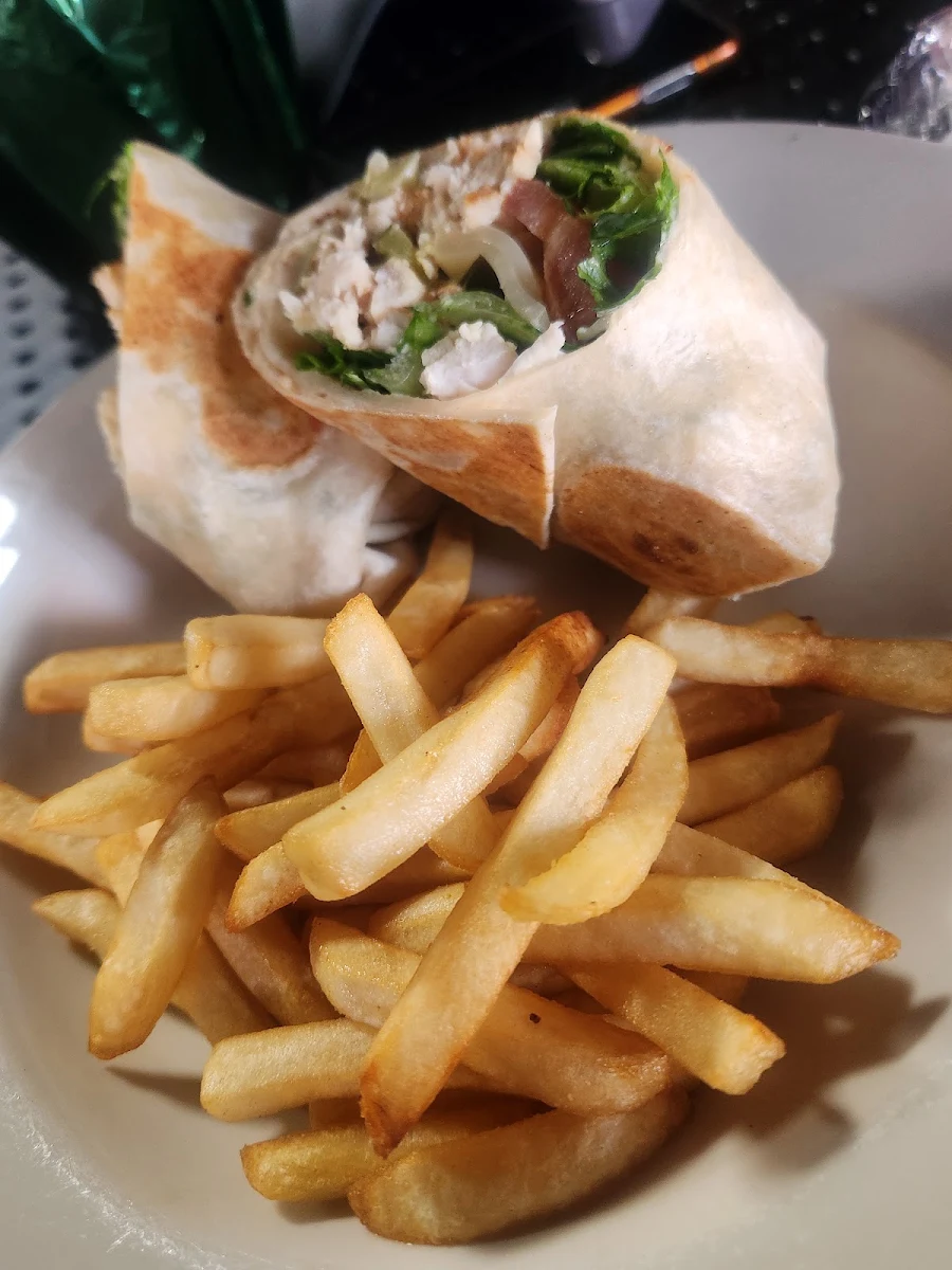 Un Wrap De Pollo Con Papas Fritas