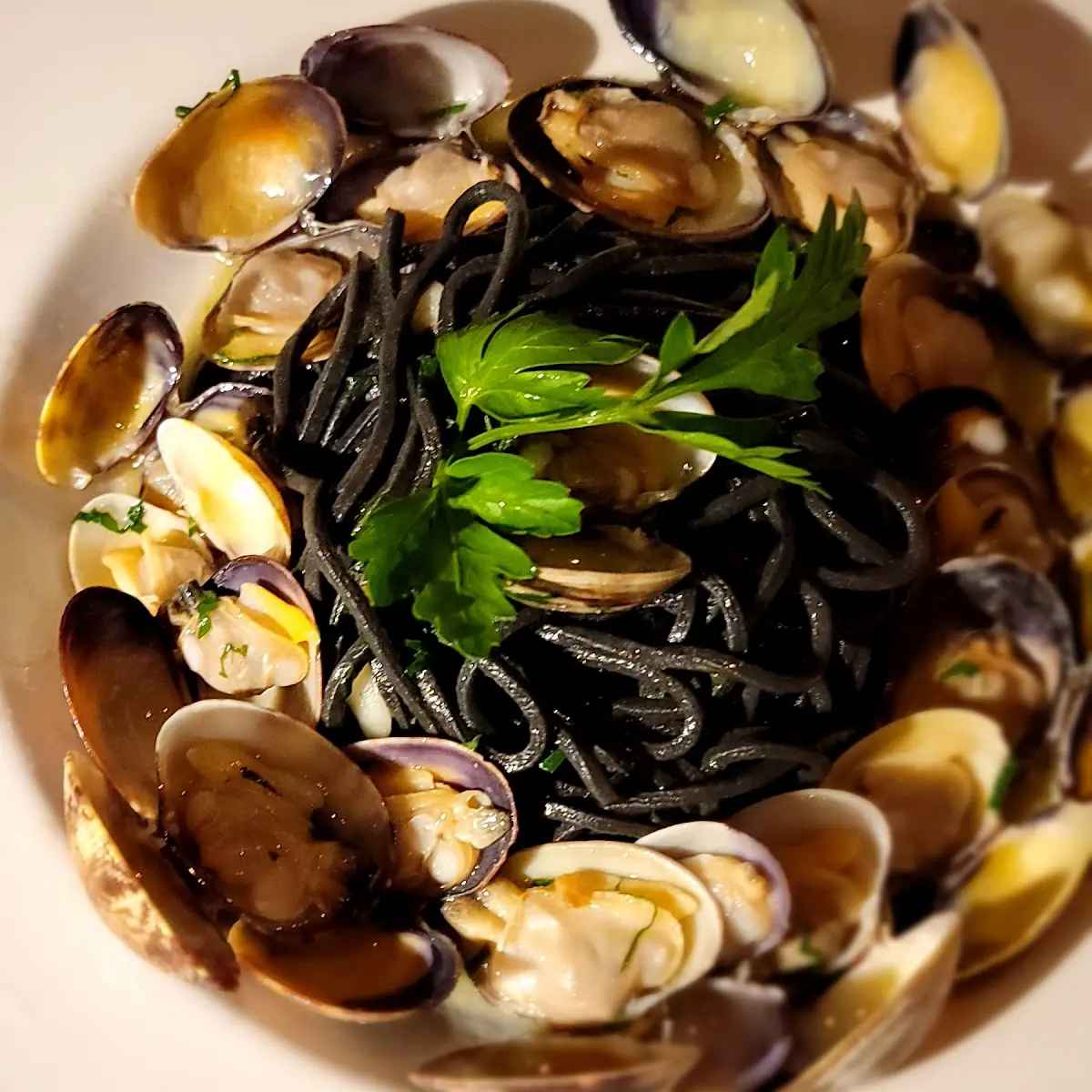 Spaghetti Al Nero Con Vongole Veraci