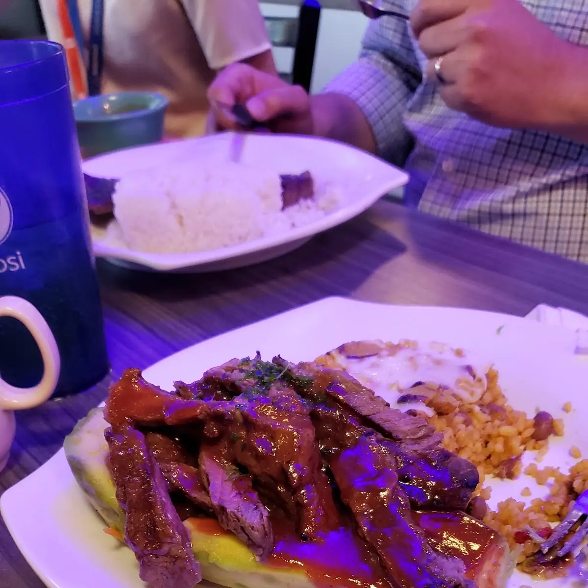 Aguacate Relleno De Churrasco Con Salsa De Guayaba