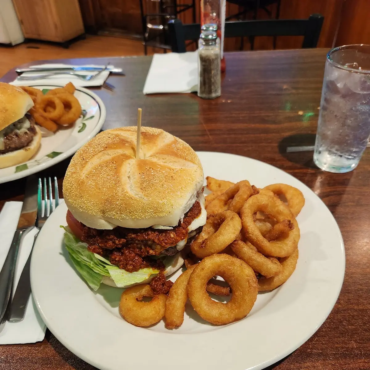 Chili Burger w Onion Rings