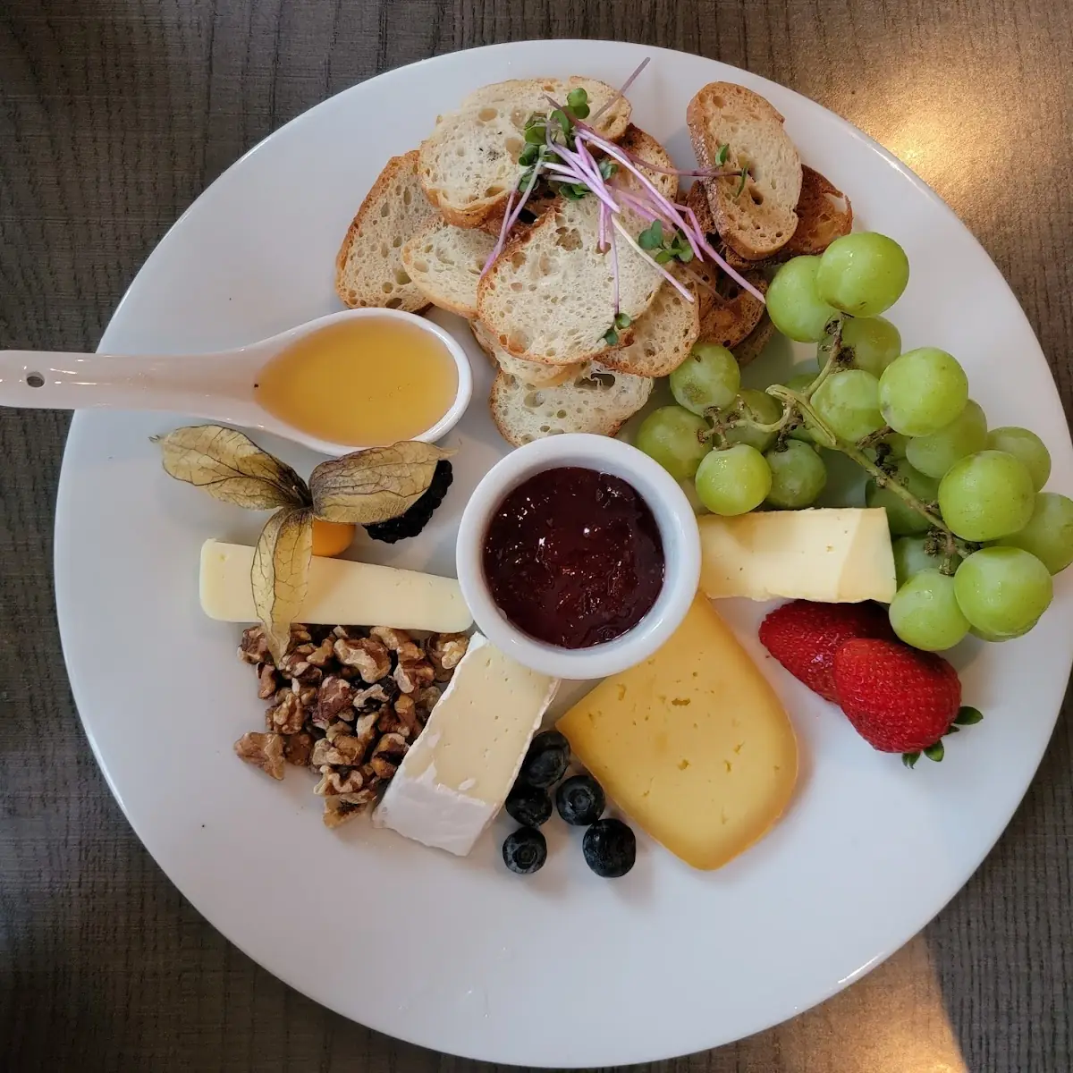 Zees Perfect Cheese Board, Zees Wine Bar & Grill