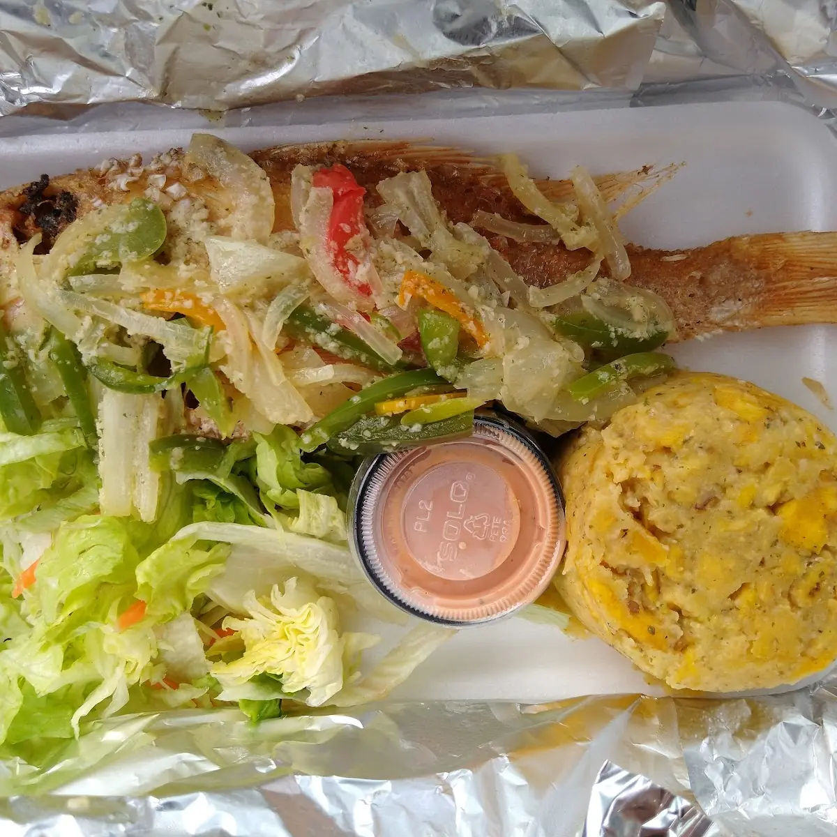 Pescado Frito Con Mofongo