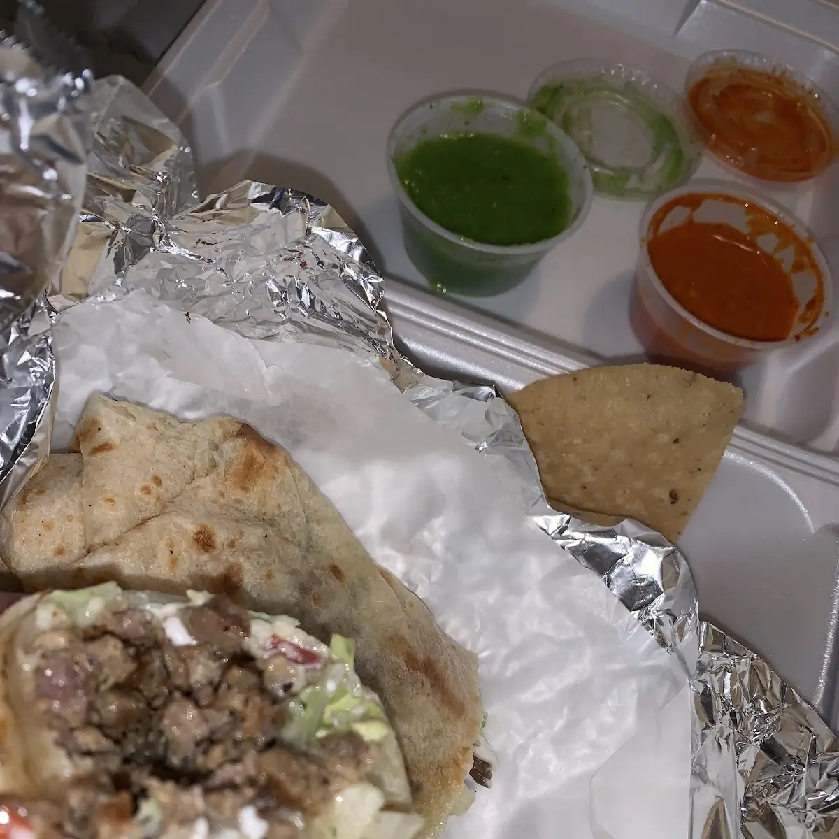 Burrito de Asada Con Salsa Verde Y Rojo