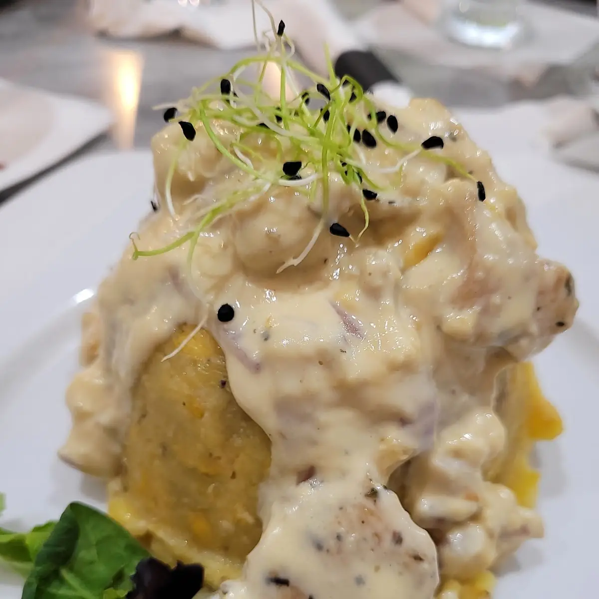 Mofongo Relleno De Pollo En Salsa Al Ajillo