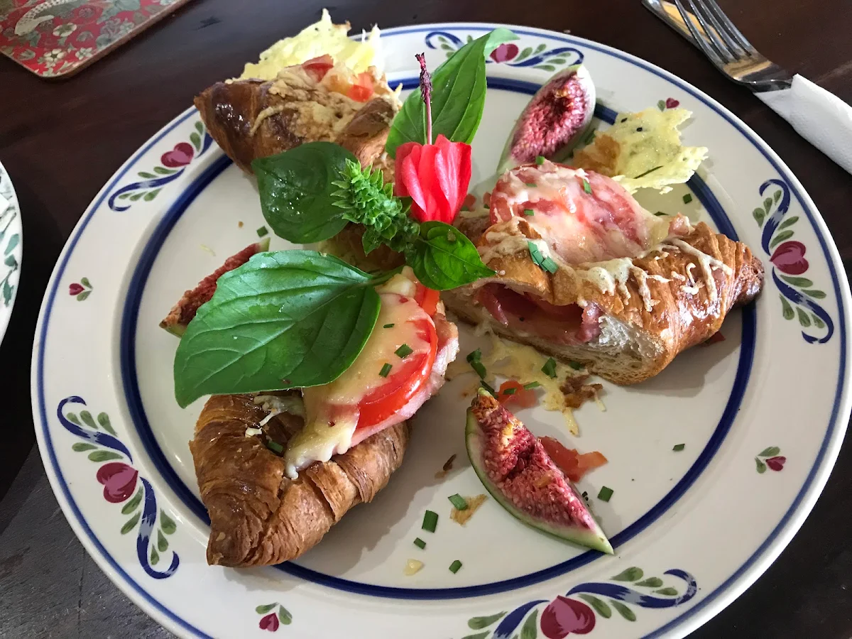 Gourmandise Avo On Croissant